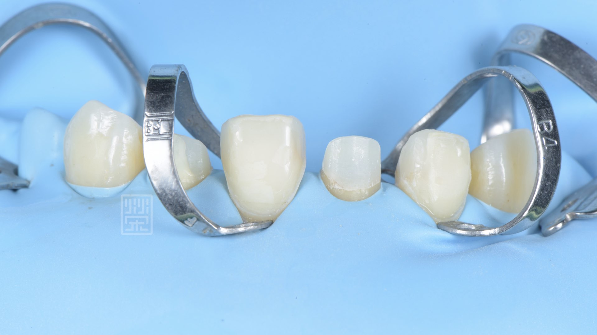 完整隔絕口內濕氣，達到完整貼片黏著效果